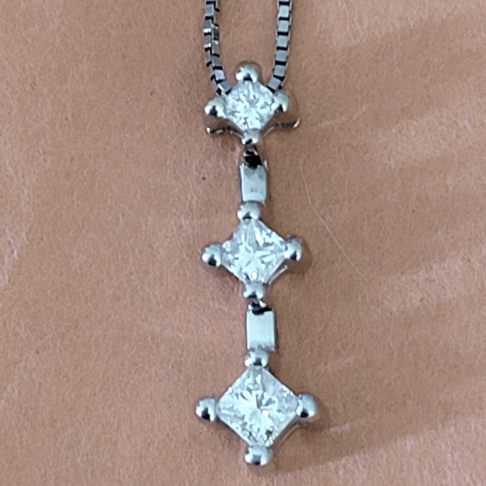 Graduated Diamond Pendant Necklace